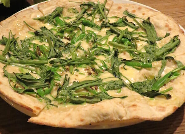 「獅子唐と空心菜 ガーリック風味」はオーガニック野菜を取り合わせたユニークなピザ。